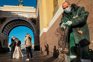 «Люди бычки на пол кидают — они не будут заморачиваться» Россияне не желают сортировать мусор. Как их заставить?