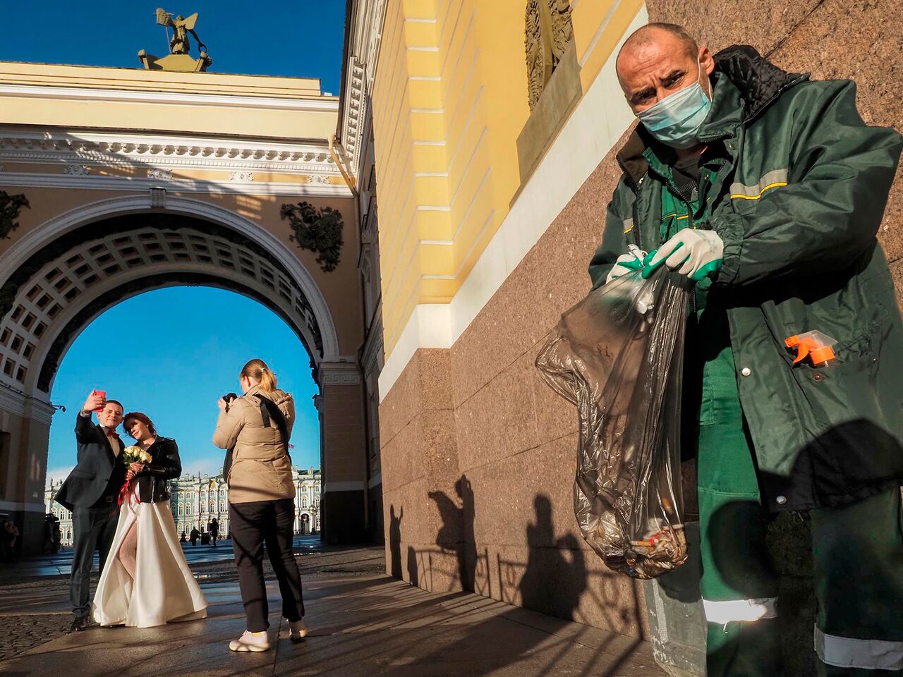 Люди бычки на пол кидают — они не будут заморачиваться» Россияне не желают  сортировать мусор. Как их заставить?: Общество: Нацпроекты: Lenta.ru