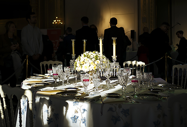 Обеденный стол для гостей Елисейского дворца в Париже 