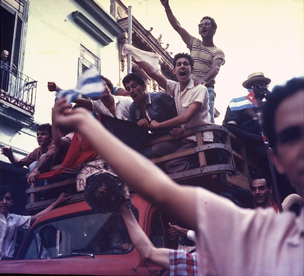 Кубинцы собираются на улицах Гаваны перед приходом в город Кастро и его бойцов