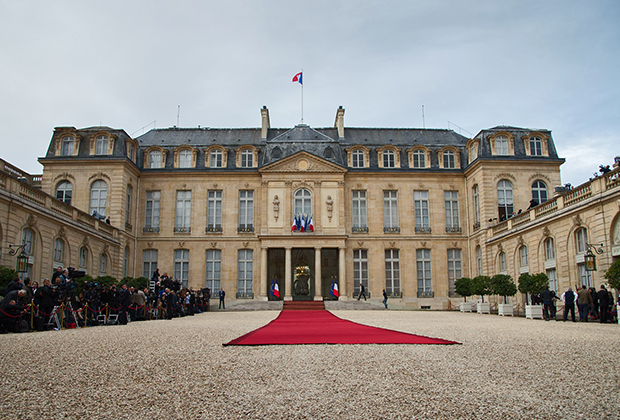 Елисейский дворец с красной ковровой дорожкой перед официальной церемонией инаугурации Эммануэля Макрона, 14 мая 2017 года
