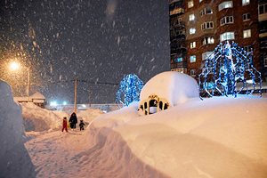 «Тут только вплавь» На севере России аномально много снега. Местные купаются в нем и откапывают авто