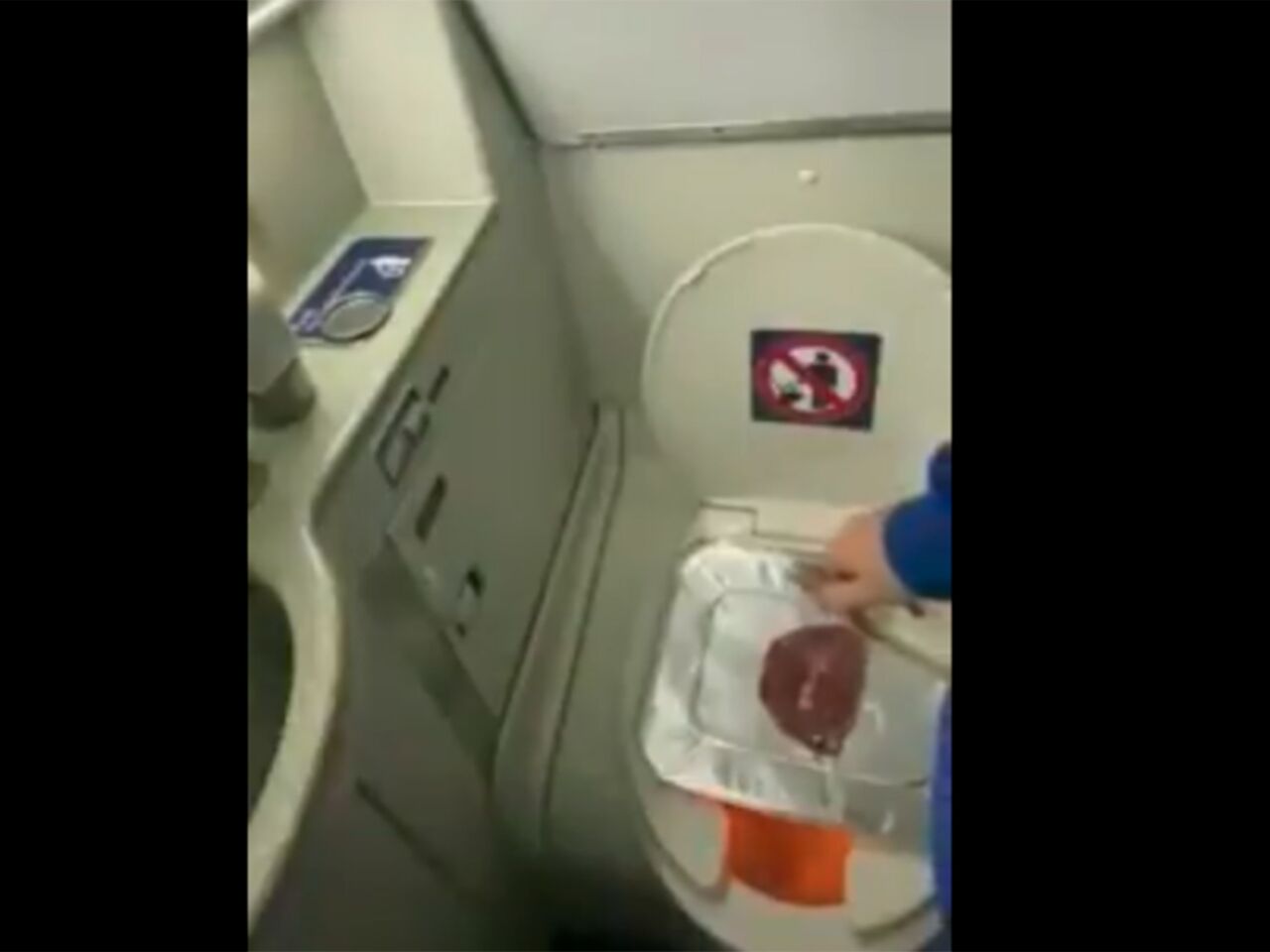 Туалет в самолете пассажирского самолета
