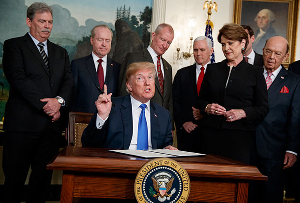 Трамп во время подписания меморандума о введении пошлин на китайские товары, 2018 год