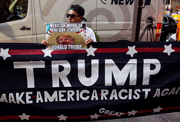 Транспарант «Сделаем Америку снова расистской» на митинге против Трампа