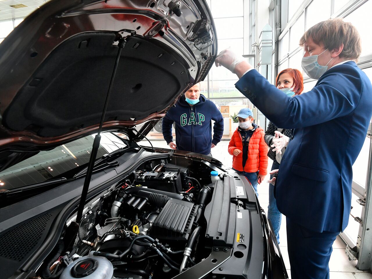 Видео автомобиля. Моторинвест электромобили evolute. Автозаводы в России. Украинский автопром. Ограничительные меры автосалоны.