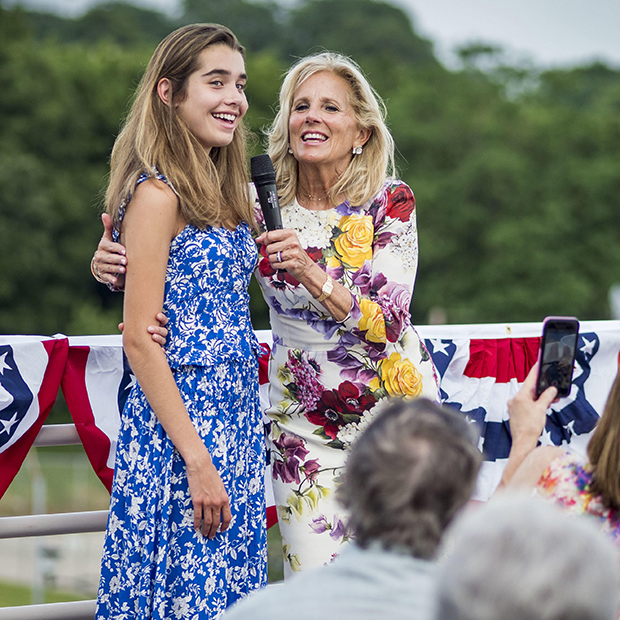 Джилл Байден с внучкой Натали во время предвыборной кампании супруга в Айове, 2019 год