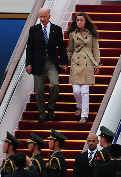 Джо Байден и его внучка Наоми прибывают с визитом в международный аэропорт Пекина, 17 августа 2011 года 