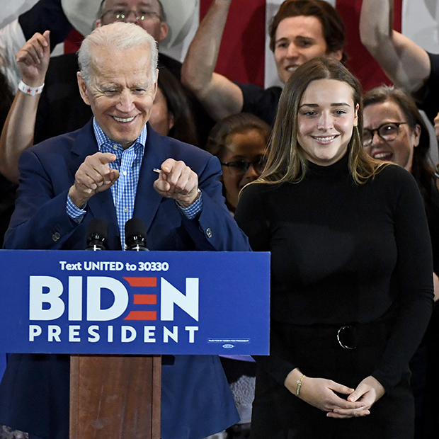 Джо Байден и его внучка Финнеган в Лас-Вегасе, 22 февраля 2020 года