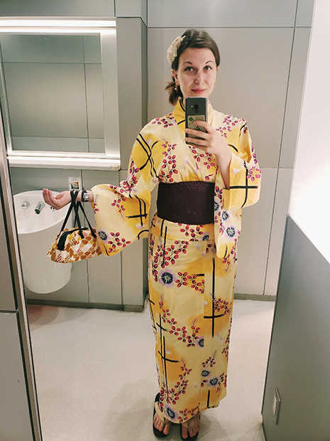 Героиня материала в традиционной японской одежде