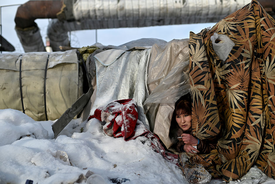 Сразу две фотографии омского фотографа Алексея Мальгавко Reuters включило в список лучших. Героиней этого снимка стала омская бездомная по имени Галия. Ей 29 лет, она живет на теплотрассе.
