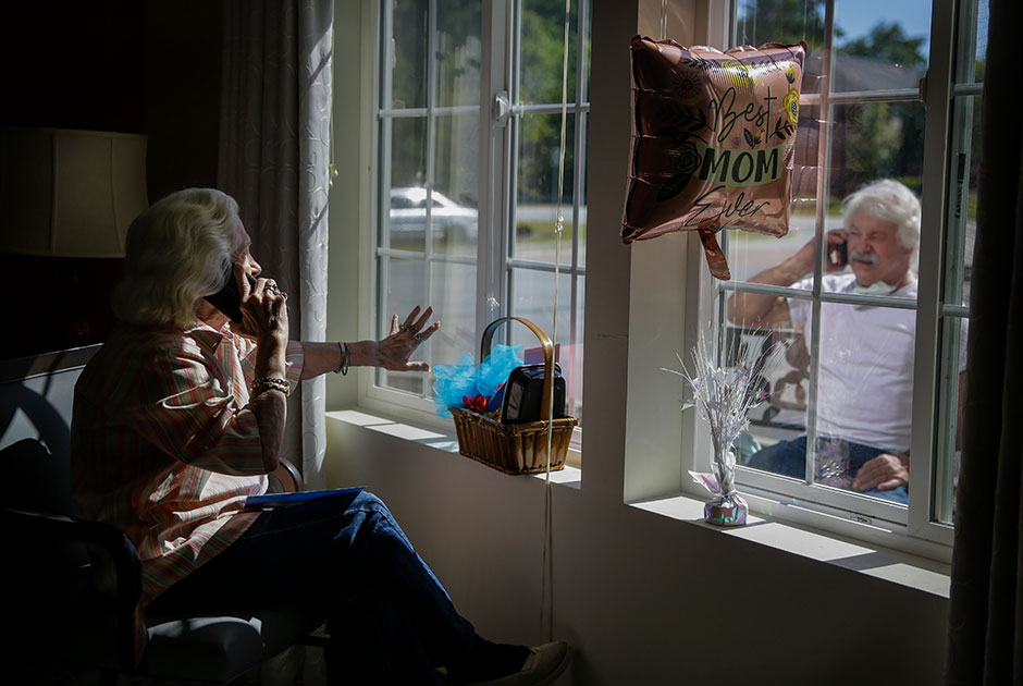 86-летняя Мари Фэй Кохран (Mary Faye Cochran) поет песню You Are My Sunshine своему сыну Стейси Смиту (Stacey Smith). Из-за ограничений в связи с пандемией они увиделись в День матери, 10 мая, только через окно, а общались по мобильному телефону. Подобные истории — не редкость. Многие люди вынуждены были ограничить близкие контакты с родственниками старшего возраста из-за опасений заразить их коронавирусом, который считается особенно смертоносным для лиц старше 65 лет.