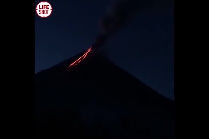 Извержение вулкана на Камчатке сняли на видео