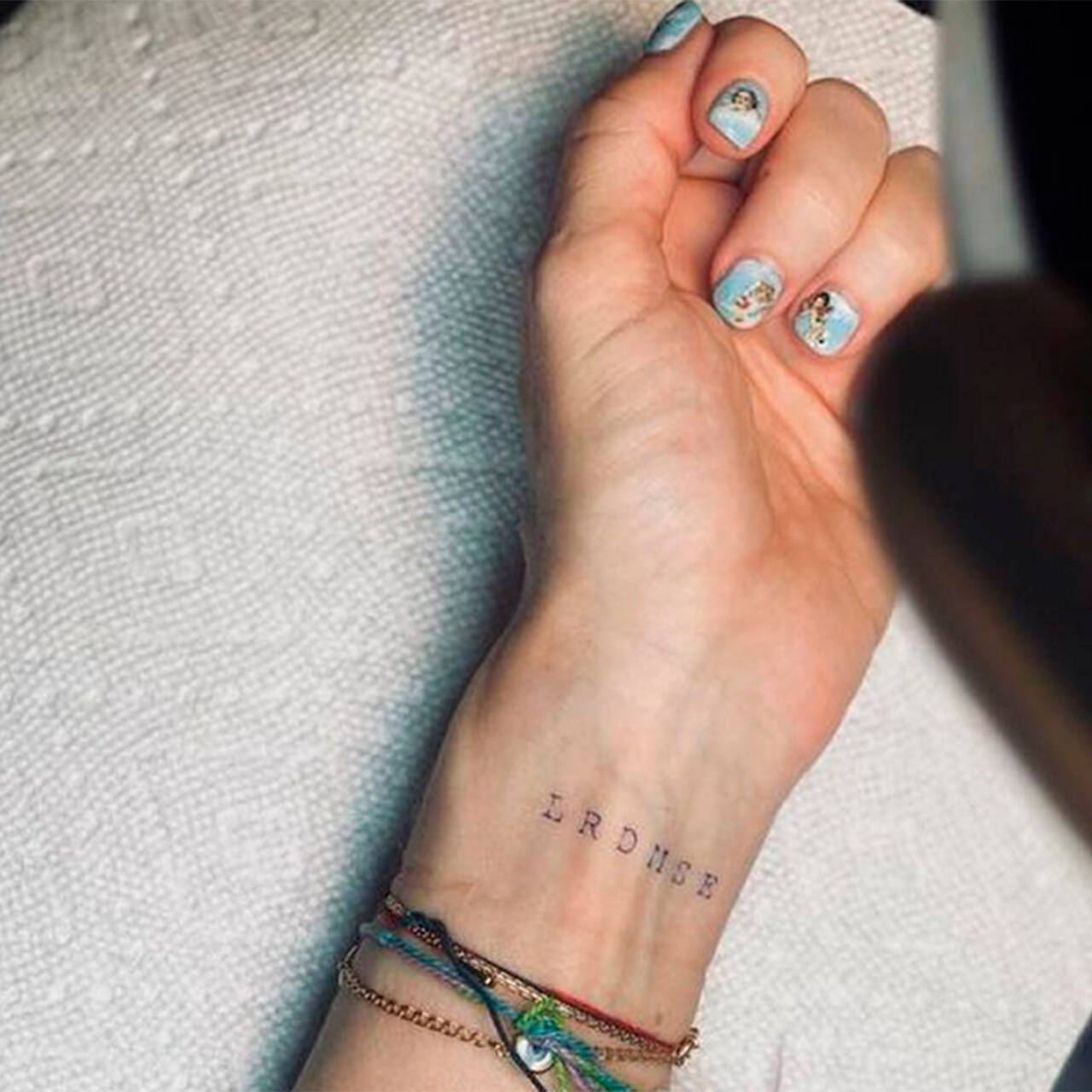 Татуировки с датами детей на руке: идеи и вдохновение