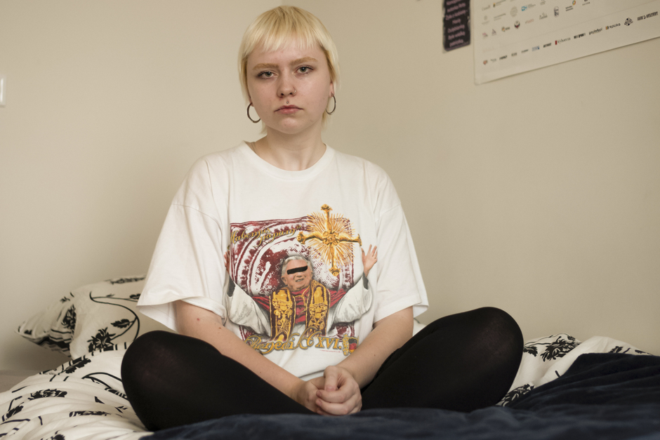 19-летняя Габи Вильчинска — одна из тех, кто в этом году выходил на митинги. Она присоединялась в том числе к акциям за права ЛГБТ-сообщества, расовую справедливость в США и против сексуального насилия. За участие в осенних протестах против запрета абортов она получила пять судебных исков. 

Вильчинска, которую в школьные годы изнасиловал мальчик, сейчас идентифицирует себя как лесбиянка и небинарная личность. На протестах она, в частности, переодевалась в красный костюм служанки, показывая таким образом правительственные «попытки контролировать тела» женщин. Кроме того, она присоединилась к группе активистов, которые по ночам расклеивали на стенах в Варшаве надписи «Моя матка — это не гроб» и «Аборт — это право, а не одолжение».