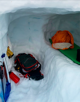 Кровать и место для отдыха в снежной яме