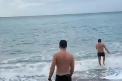 Купание мужчин в Черном море в декабре попало на видео и вызвало споры у россиян