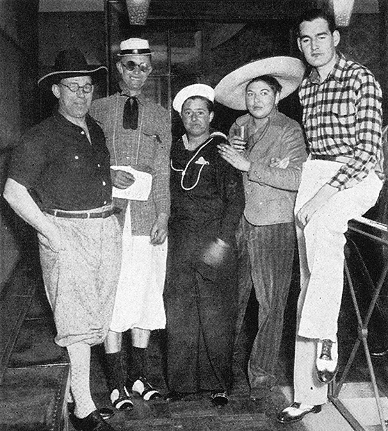 На вечеринке, организованной Джо Карстерс. Руфь Болдуин в костюме мексиканца и Джо Карстерс в костюме американского моряка