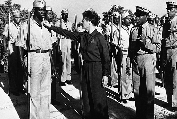 Джо Карстерс инспектирует свою частную армию, охраняющую остров. 1941 год