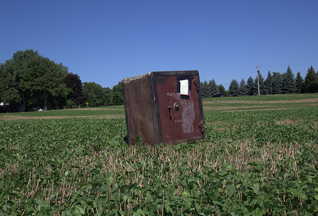 Закрытый сейф с таинственным содержимым и запиской на ферме Кирка Матеса