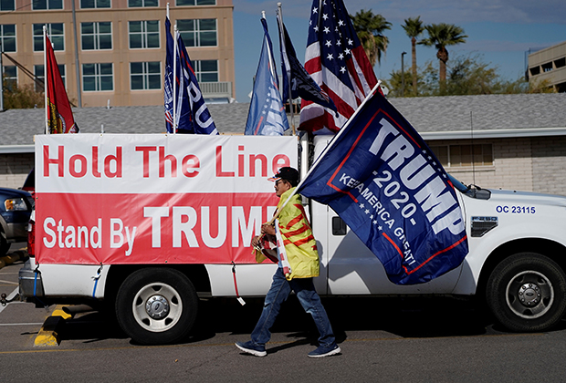 Мужчина с флагом «Трамп 2020» во время голосования выборщиков в Аризоне