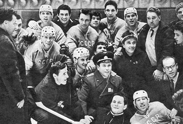 Виктор Якушев слева за космонавтом Павлом Поповичем, 1964 год