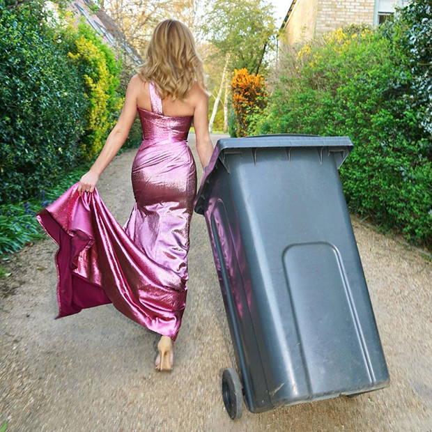 Аманда Холден выносит мусор в праздничном платье на карантине