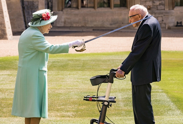 Королева Великобритании посвящает в рыцари Тома Мура, собравшего для врачей миллионы фунтов