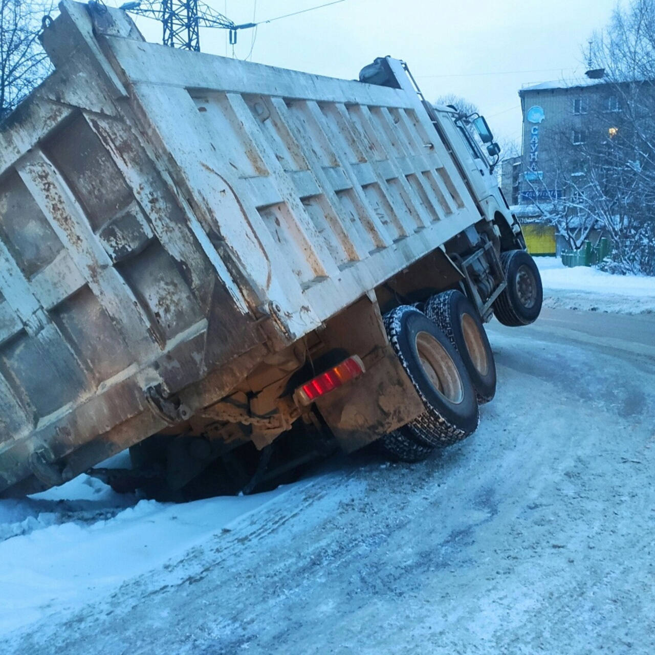 Самосвал в российском городе провалился в огромную яму: Город: Среда  обитания: Lenta.ru