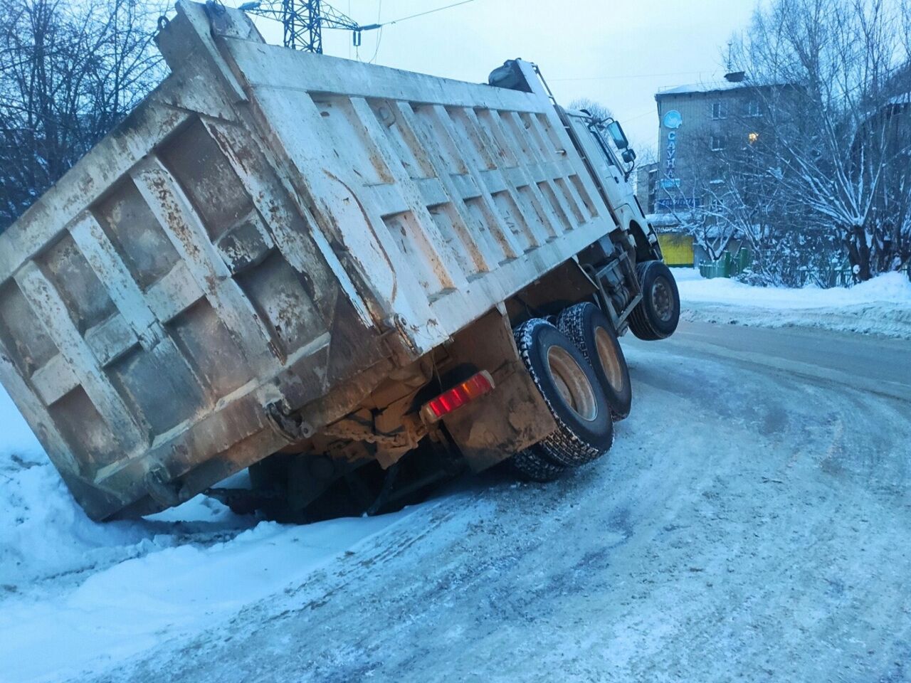 Самосвал в российском городе провалился в огромную яму: Город: Среда  обитания: Lenta.ru