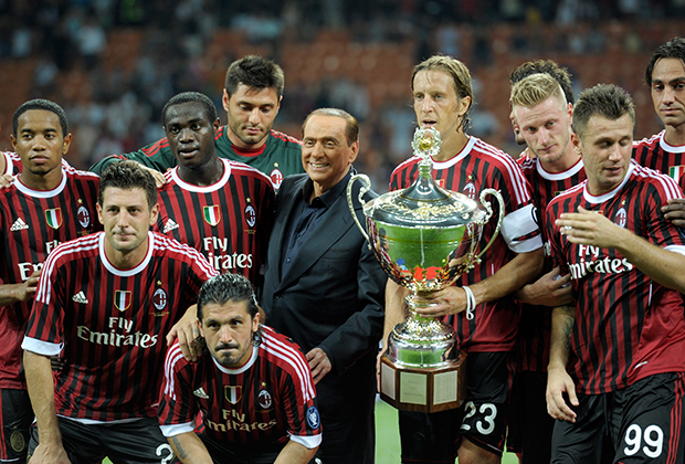 Берлускони празднует победу своей футбольной команды «Милан» над туринским «Ювентусом», 2011 год