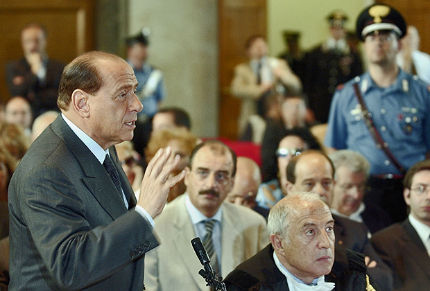 Премьер-министр Италии Сильвио Берлускони предстал перед судом, чтобы защитить себя от обвинений в коррупции, 17 июня 2003 года