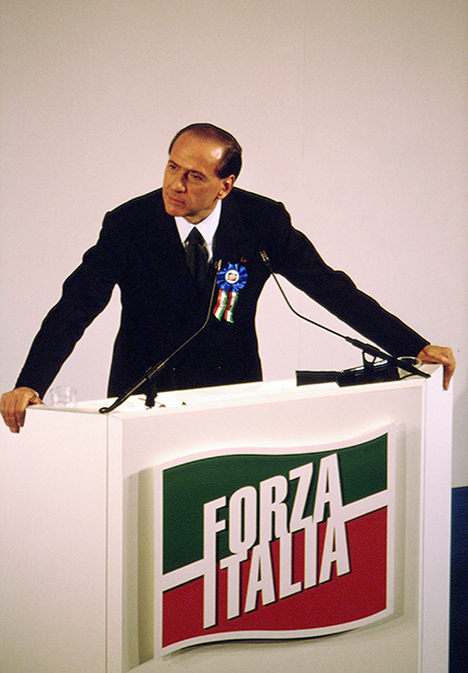 Сильвио Берлускони произносит речь на митинге партии «Вперед, Италия!» во Дворце съездов в Риме, 6 февраля 1994 года 