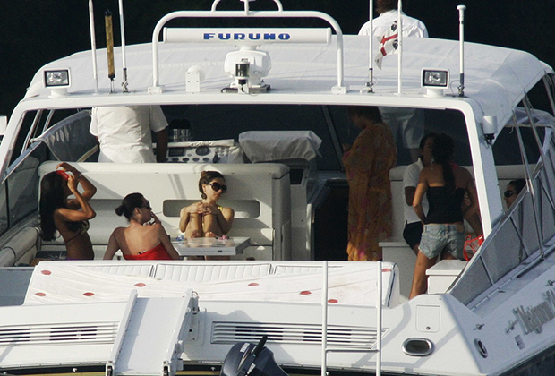 Берлускони с девушками на собственной яхте Sweet Dragon в Сардинии, 2008 год