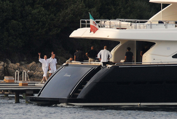 Сильвио Берлускони у своей яхты на пристани у «Чертозы» в день празднования 43-летия дочери Марины, 2011 год
