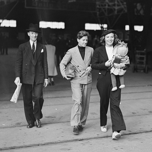 Джо Карстерс (в центре) и ее подруга миссис Пирман покидают Великобританию после похорон Руфи Болдуин. 1937 год