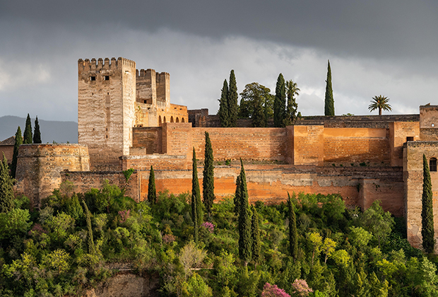 Стены Альгамбры имеют красноватый оттенок