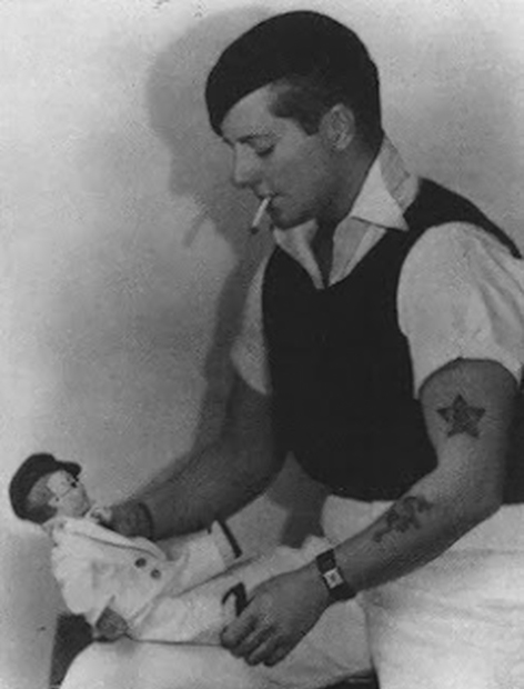 Джо Карстерс с куклой Лордом Тоддом Уэдли на коленях