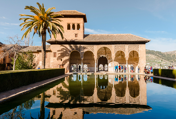 Павильон Парталь и бассейн в Альгамбре