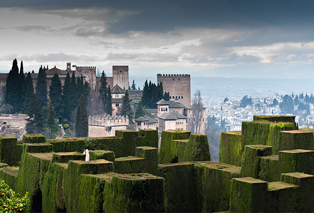 Вид на Альгамбру из садов Хенералифе