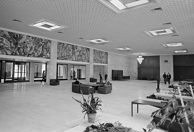 Вестибюль нового здания гостиницы «Москва», 1976 год