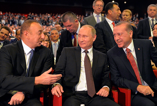 Президент РФ Владимир Путин, президент Азербайджана Ильхам Алиев (слева) и президент Турции Реджеп Тайип Эрдоган (справа)