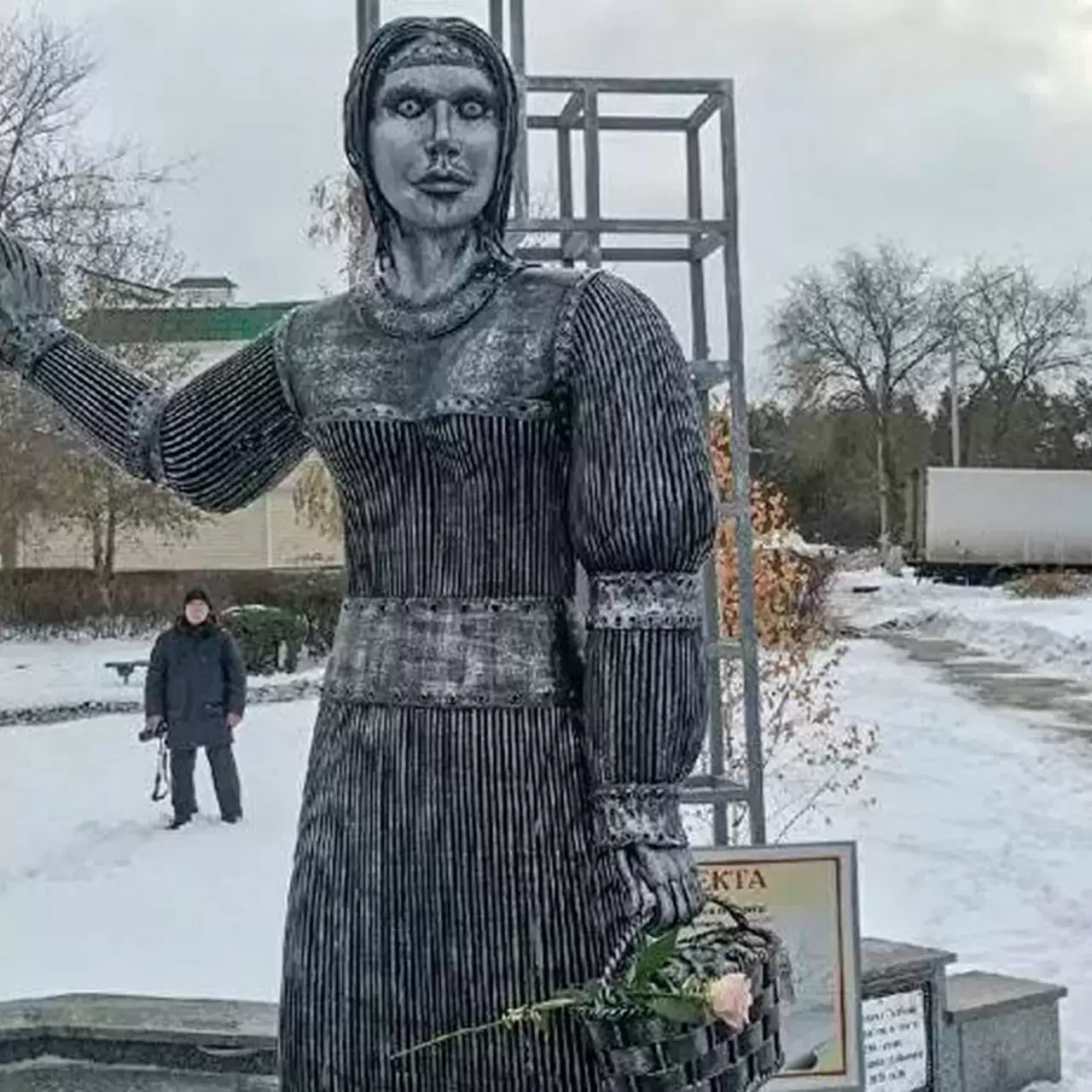 Памятник аленушке. Воронежская Аленка скульптура. Статуя Аленушки. Алёнка скульптура в Воронеже.