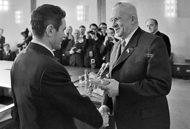 Заместитель Председателя Президиума Верховного Совета СССР Рубен (справа) во время вручения ордена Ленина Вячеславу Веденину