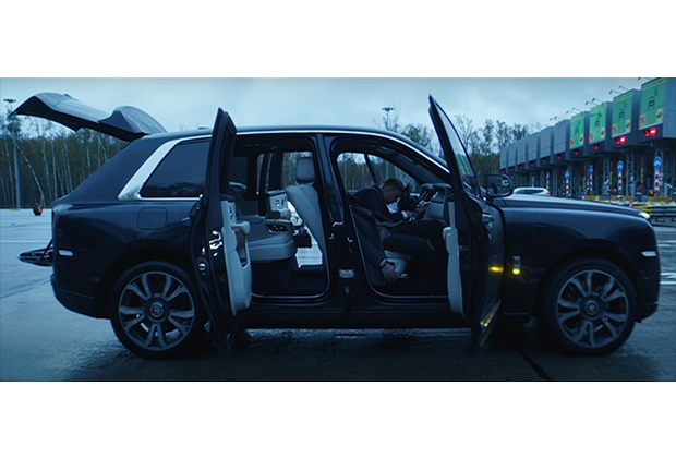 Кадр из музыкального видео Джигана, Тимати и Егора Крида на песню Rolls Royce 