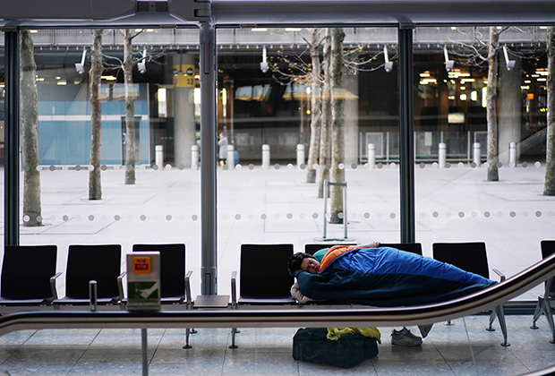 Спящие в аэропорту Хитроу пассажиры. Апрель 2020 года