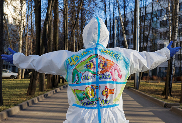 Волонтер разрисовал костюм перед визитом к пациентам в «красной зоне» в Москве 