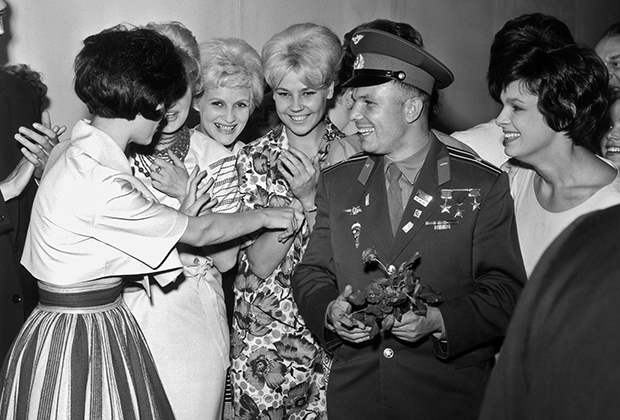 Юрий Гагарин с советскими манекенщицами, Елена Изергина справа, 1961 год