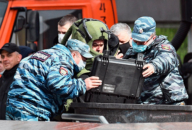 Сотрудники спецслужб на месте захвата заложников в отделении банка в Москве