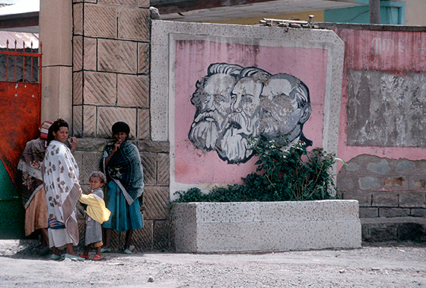 Портреты Маркса, Энгельса и Ленина в столице Эфиопии Аддис-Абебе, 1991 год